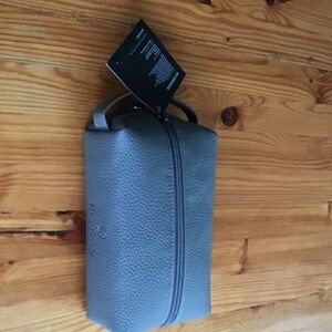 United Therabody 1st/business class toiletry bag